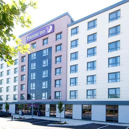 Premier Inn London Gatwick Airport - Manor Royal ครอว์ลีย์ ภายนอก รูปภาพ