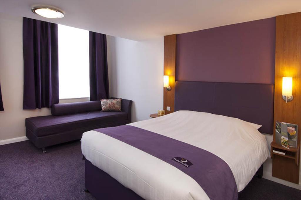 Premier Inn London Gatwick Airport - Manor Royal ครอว์ลีย์ ภายนอก รูปภาพ