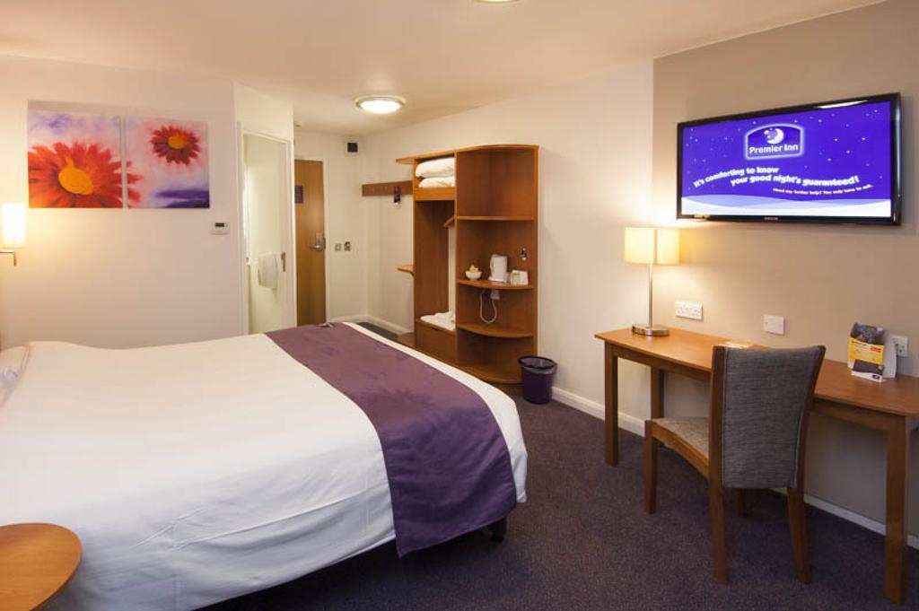 Premier Inn London Gatwick Airport - Manor Royal ครอว์ลีย์ ภายนอก รูปภาพ