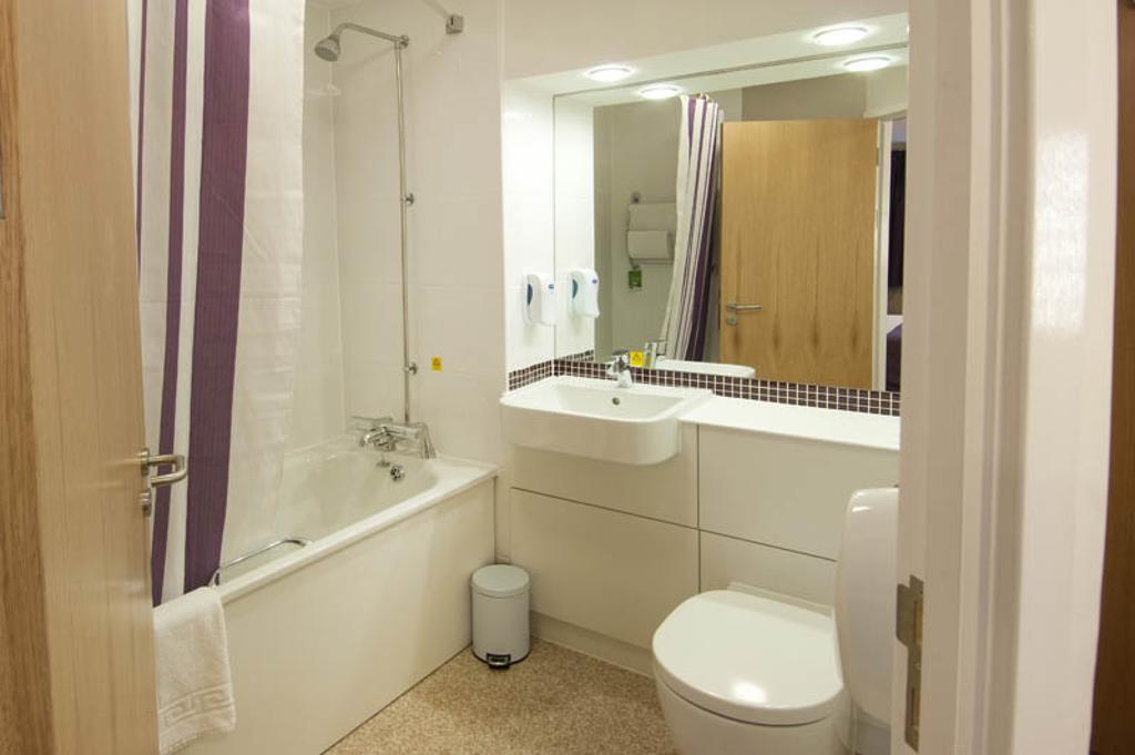 Premier Inn London Gatwick Airport - Manor Royal ครอว์ลีย์ ภายนอก รูปภาพ