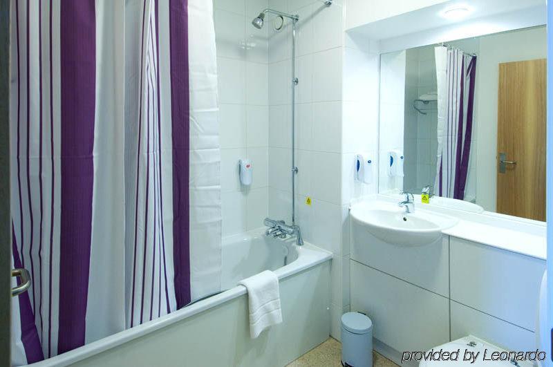 Premier Inn London Gatwick Airport - Manor Royal ครอว์ลีย์ ภายนอก รูปภาพ