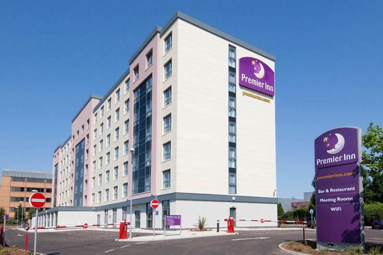 Premier Inn London Gatwick Airport - Manor Royal ครอว์ลีย์ ภายนอก รูปภาพ