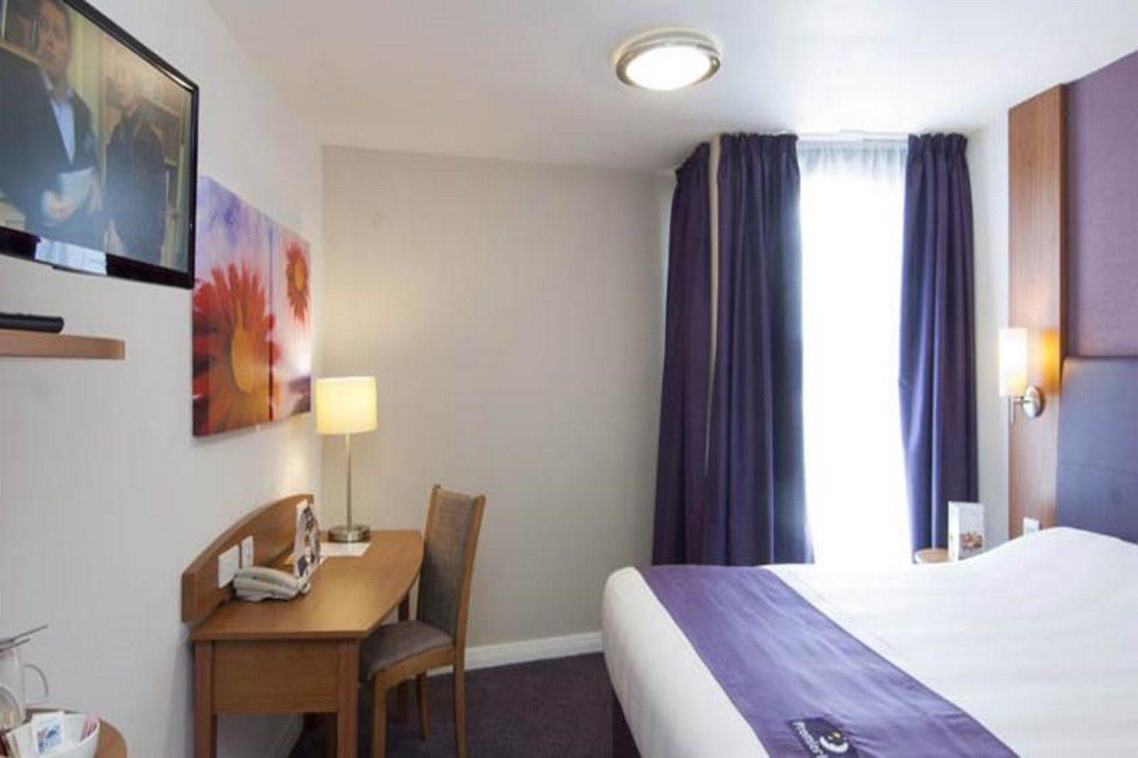 Premier Inn London Gatwick Airport - Manor Royal ครอว์ลีย์ ภายนอก รูปภาพ