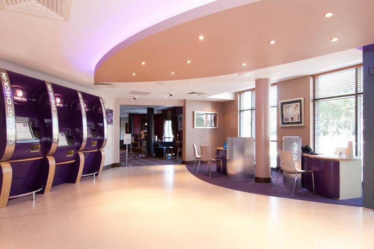 Premier Inn London Gatwick Airport - Manor Royal ครอว์ลีย์ ภายนอก รูปภาพ