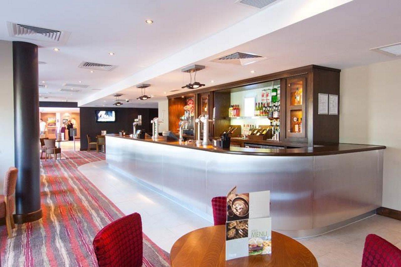 Premier Inn London Gatwick Airport - Manor Royal ครอว์ลีย์ ภายนอก รูปภาพ