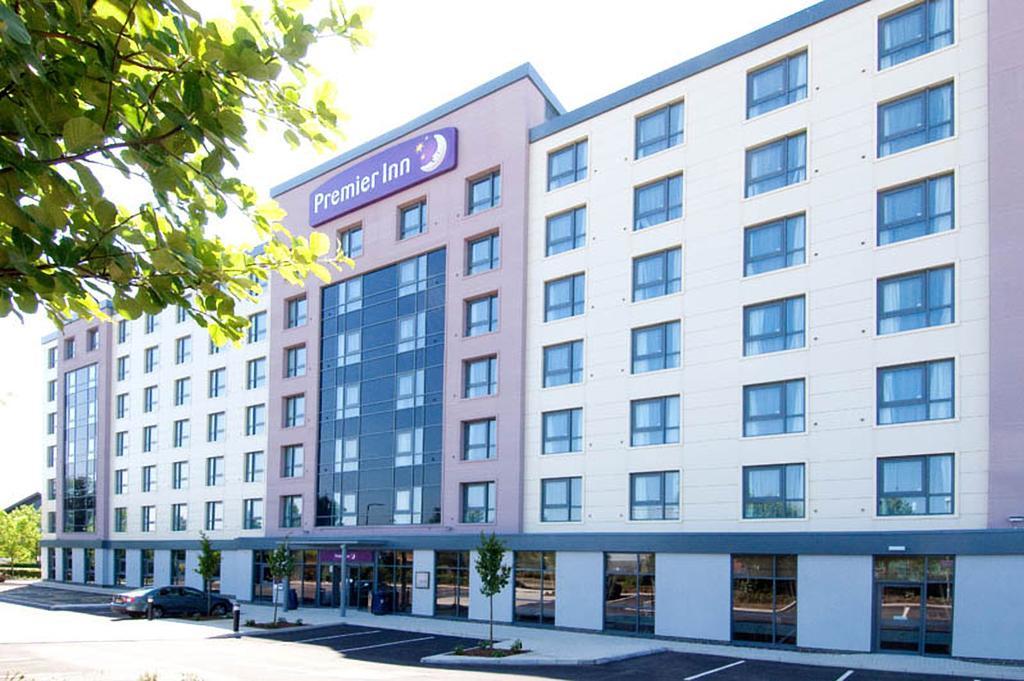 Premier Inn London Gatwick Airport - Manor Royal ครอว์ลีย์ ภายนอก รูปภาพ