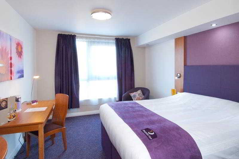 Premier Inn London Gatwick Airport - Manor Royal ครอว์ลีย์ ภายนอก รูปภาพ