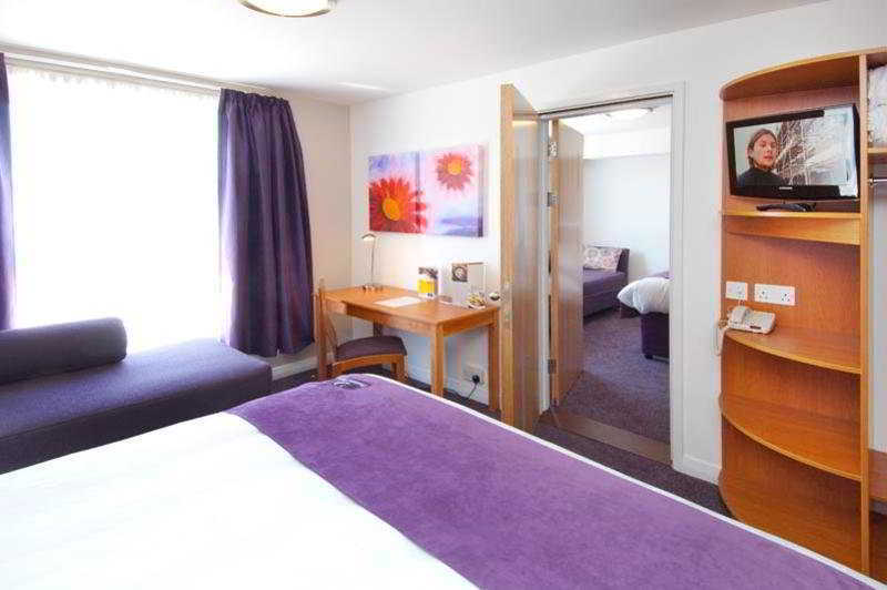 Premier Inn London Gatwick Airport - Manor Royal ครอว์ลีย์ ภายนอก รูปภาพ